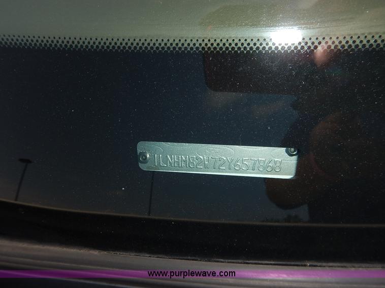 image for item J3781 2002 Lincoln Town Car Signature