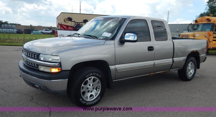 image for item J3799 1999 Chevrolet Silverado 1500 Z71 Ext. Cab pickup truck
