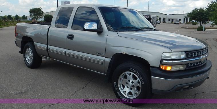 image for item J3799 1999 Chevrolet Silverado 1500 Z71 Ext. Cab pickup truck