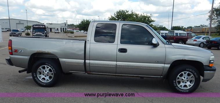 image for item J3799 1999 Chevrolet Silverado 1500 Z71 Ext. Cab pickup truck