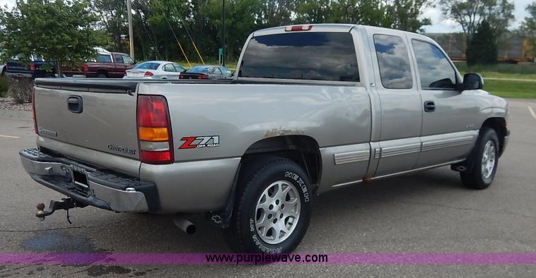 image for item J3799 1999 Chevrolet Silverado 1500 Z71 Ext. Cab pickup truck