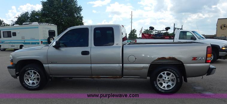 image for item J3799 1999 Chevrolet Silverado 1500 Z71 Ext. Cab pickup truck