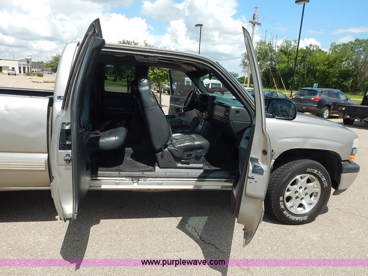 image for item J3799 1999 Chevrolet Silverado 1500 Z71 Ext. Cab pickup truck