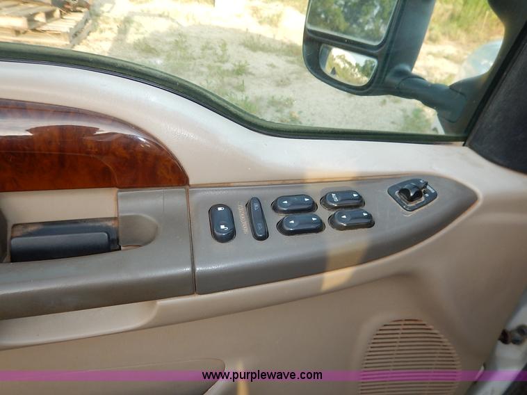 image for item J3800 2004 Ford F250 Super Duty Lariat Crew Cab pickup truck