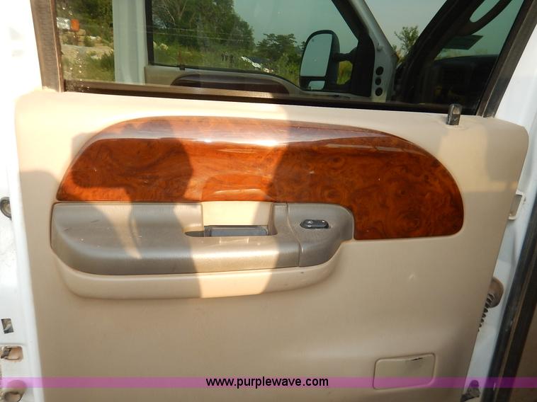 image for item J3800 2004 Ford F250 Super Duty Lariat Crew Cab pickup truck