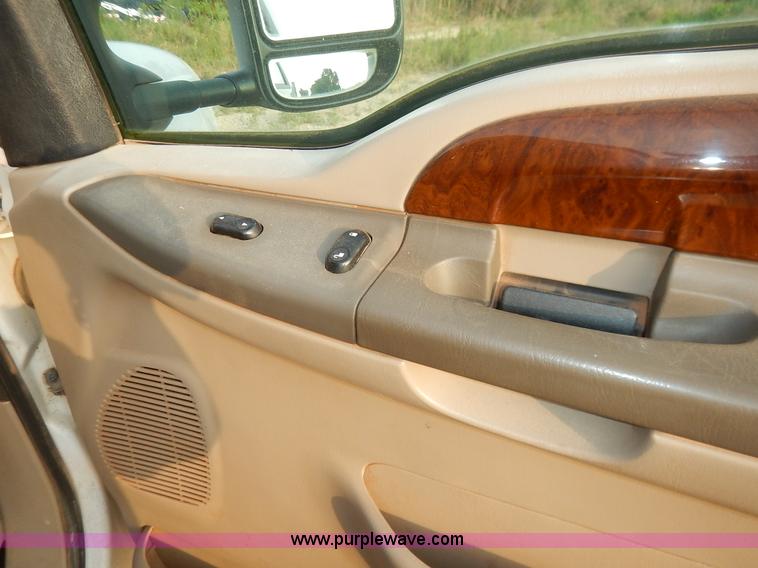 image for item J3800 2004 Ford F250 Super Duty Lariat Crew Cab pickup truck