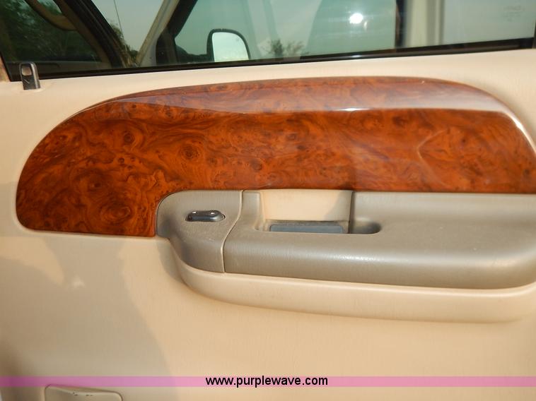 image for item J3800 2004 Ford F250 Super Duty Lariat Crew Cab pickup truck