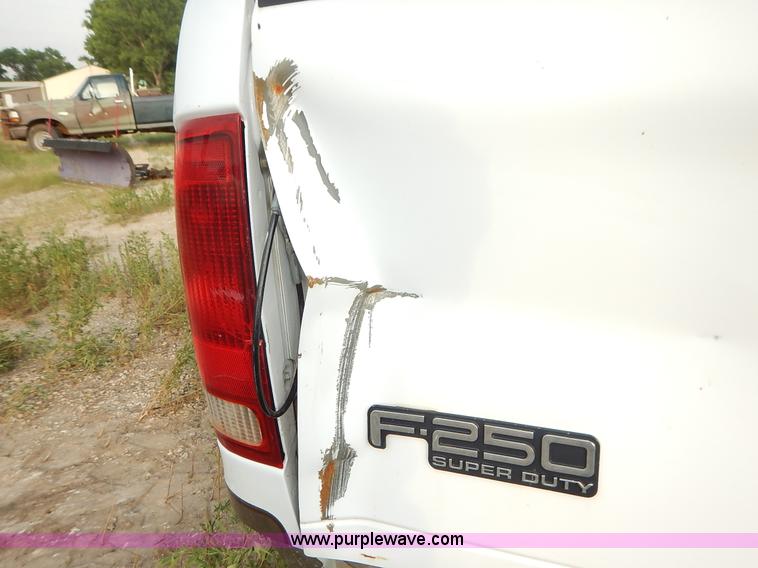 image for item J3800 2004 Ford F250 Super Duty Lariat Crew Cab pickup truck