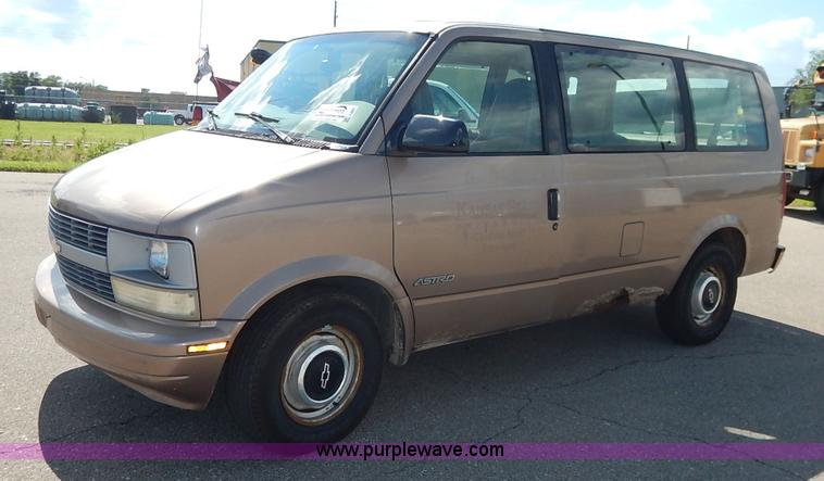 image for item J3801 1996 Chevrolet Astro van
