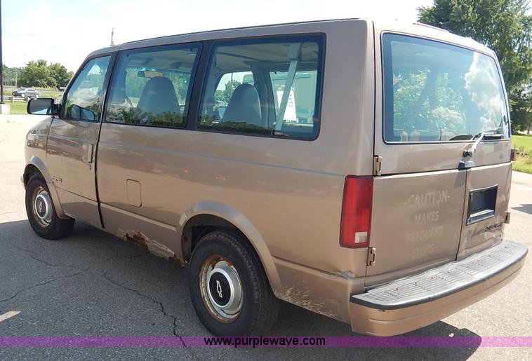 image for item J3801 1996 Chevrolet Astro van