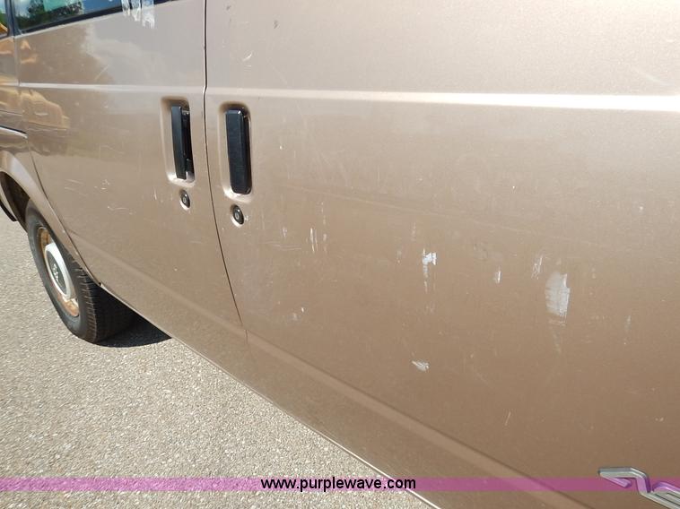 image for item J3801 1996 Chevrolet Astro van