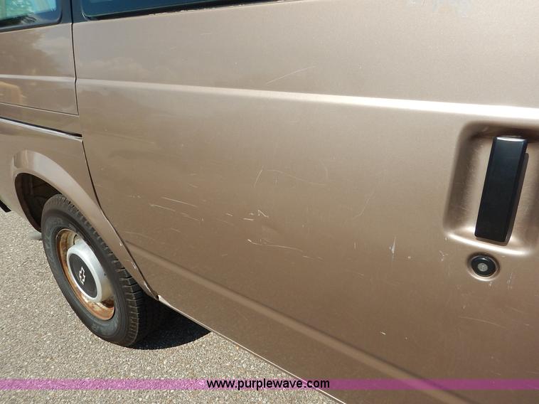 image for item J3801 1996 Chevrolet Astro van