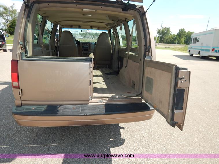 image for item J3801 1996 Chevrolet Astro van