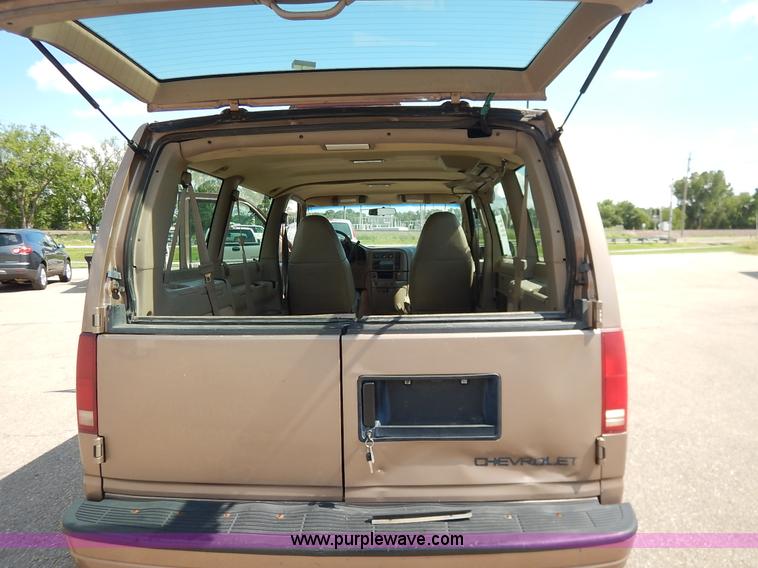 image for item J3801 1996 Chevrolet Astro van
