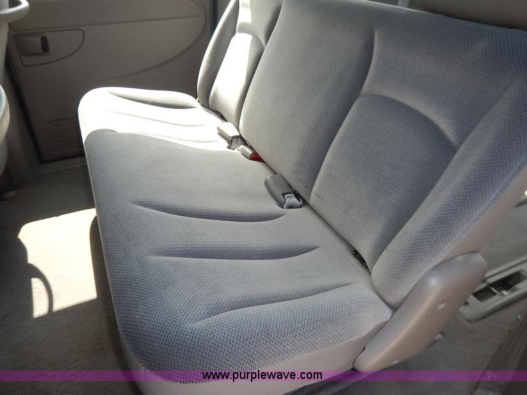 image for item J3802 2002 Dodge Caravan SE van