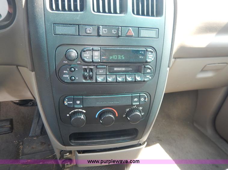 image for item J3802 2002 Dodge Caravan SE van