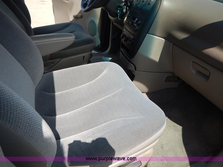 image for item J3802 2002 Dodge Caravan SE van