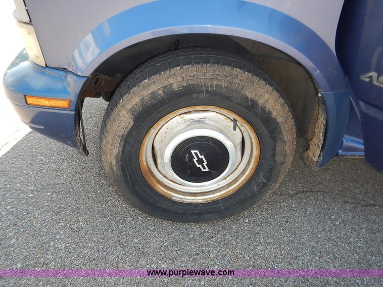 image for item J3824 1996 Chevrolet Astro van