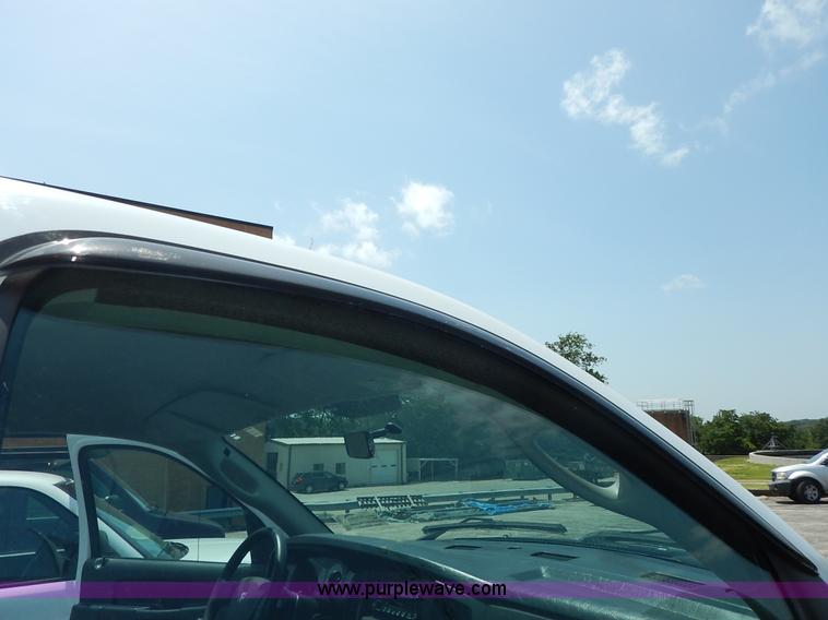 image for item J3861 2004 Dodge Ram 2500 HD pickup truck