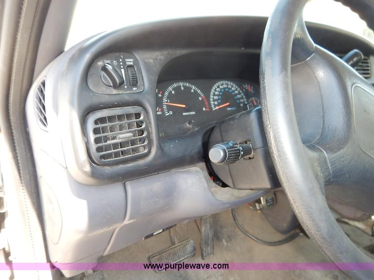 image for item J3964 2001 Dodge Ram 2500 utility truck