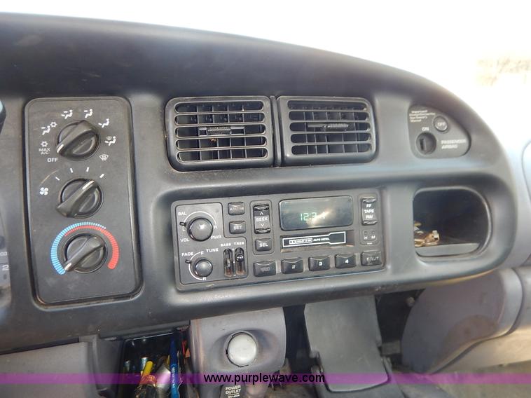 image for item J3964 2001 Dodge Ram 2500 utility truck