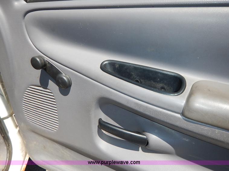 image for item J3964 2001 Dodge Ram 2500 utility truck