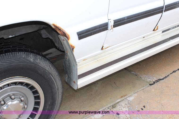 image for item J5901 1993 Ford Club Wagon van