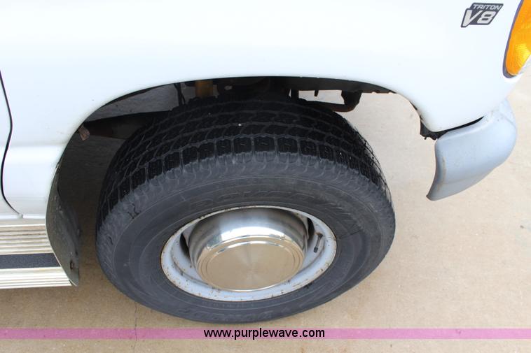 image for item J5905 1997 Ford Club Wagon Super van