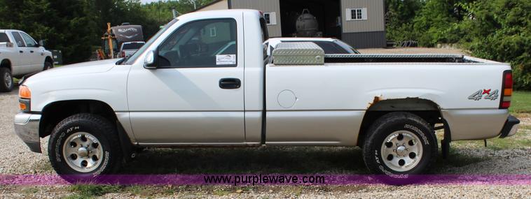 image for item J5909 2001 GMC Sierra 1500 pickup truck