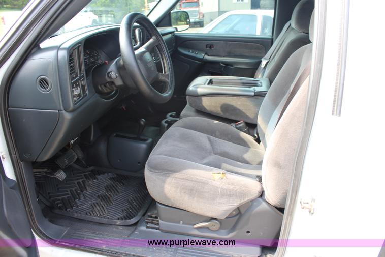 image for item J5909 2001 GMC Sierra 1500 pickup truck