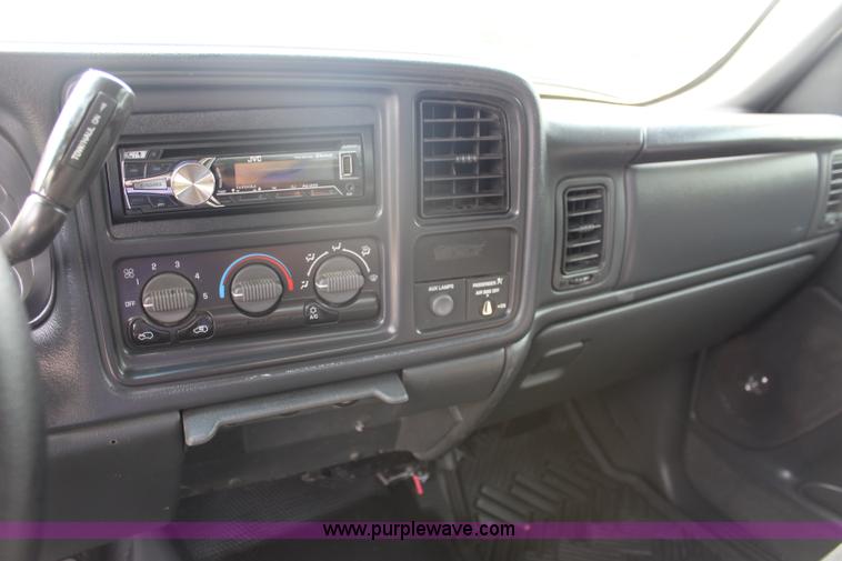 image for item J5909 2001 GMC Sierra 1500 pickup truck