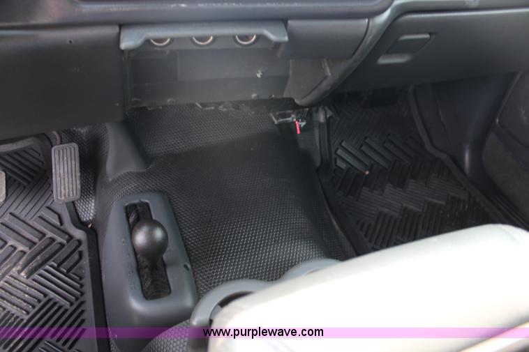 image for item J5909 2001 GMC Sierra 1500 pickup truck