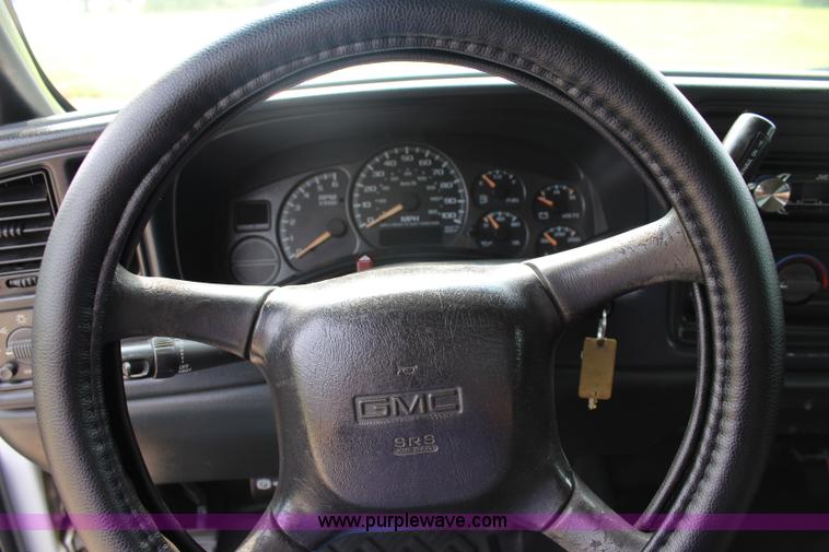 image for item J5909 2001 GMC Sierra 1500 pickup truck