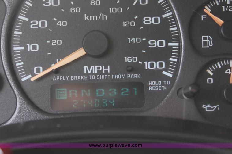 image for item J5909 2001 GMC Sierra 1500 pickup truck