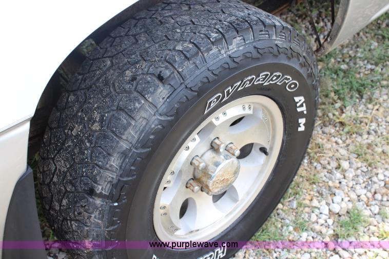 image for item J5909 2001 GMC Sierra 1500 pickup truck