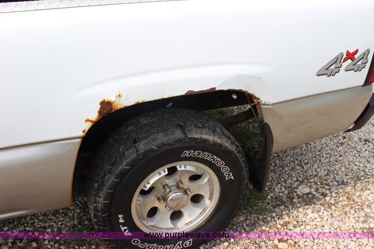 image for item J5909 2001 GMC Sierra 1500 pickup truck