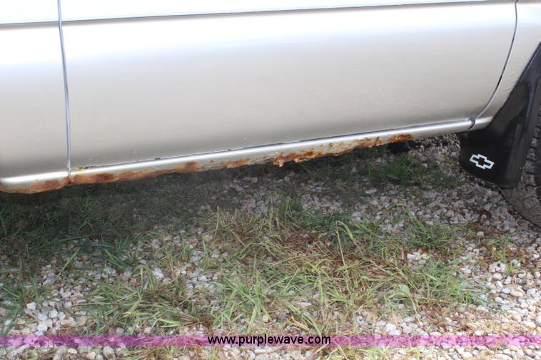 image for item J5909 2001 GMC Sierra 1500 pickup truck