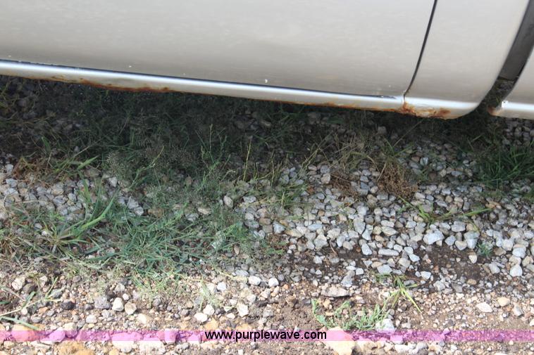 image for item J5909 2001 GMC Sierra 1500 pickup truck