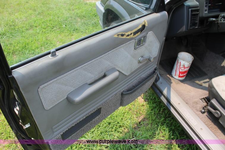 image for item J5951 1987 Mazda B2000 Cab Plus pickup truck