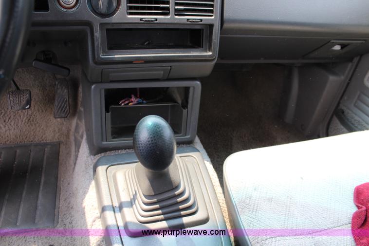 image for item J5951 1987 Mazda B2000 Cab Plus pickup truck