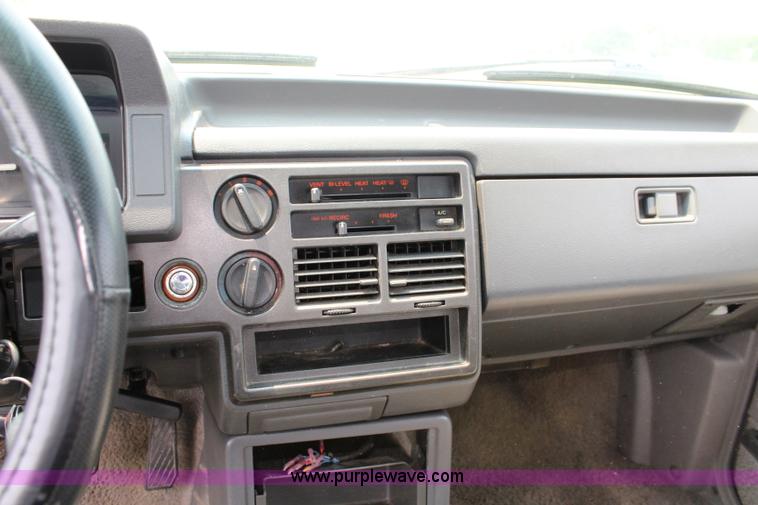 image for item J5951 1987 Mazda B2000 Cab Plus pickup truck