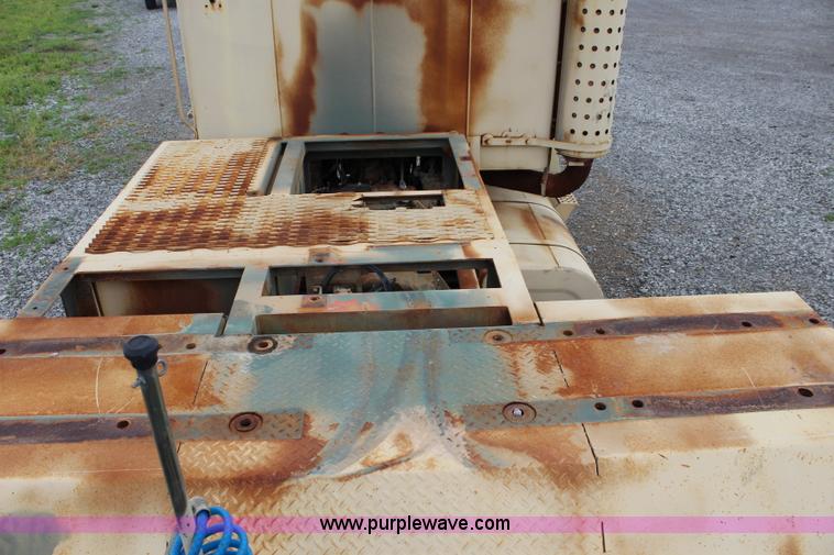 image for item J5954 1979 Oshkosh M911 semi truck