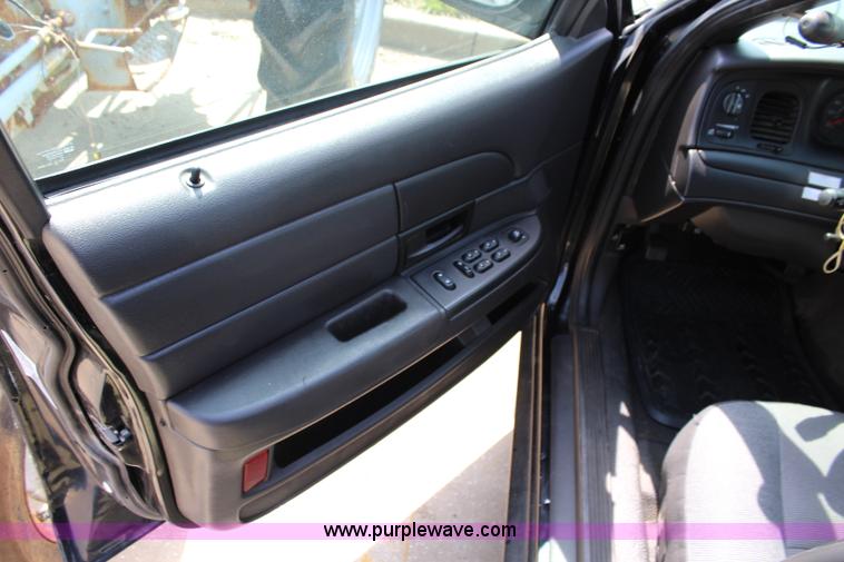 image for item J5989 2007 Ford Crown Victoria Police Interceptor