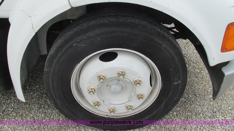 image for item J8535 1995 International 4700LPX box van