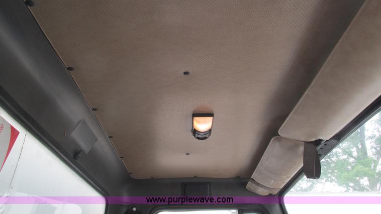 image for item J8535 1995 International 4700LPX box van