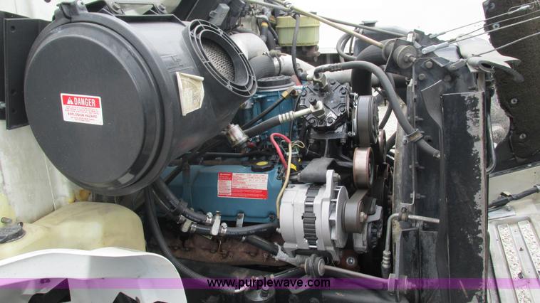 image for item J8535 1995 International 4700LPX box van