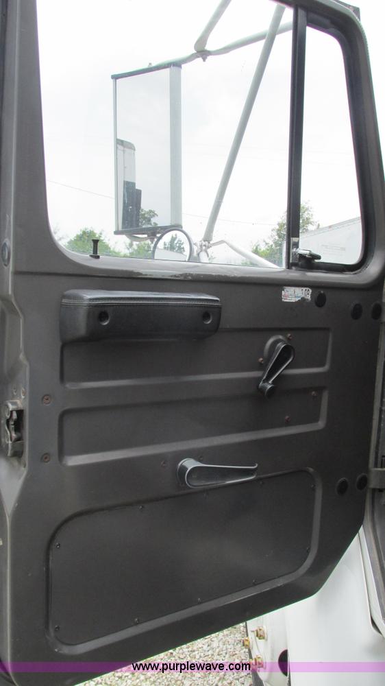 image for item J8535 1995 International 4700LPX box van