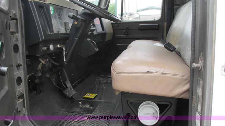 image for item J8535 1995 International 4700LPX box van