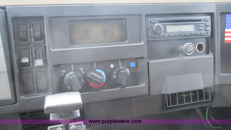 image for item J8535 1995 International 4700LPX box van