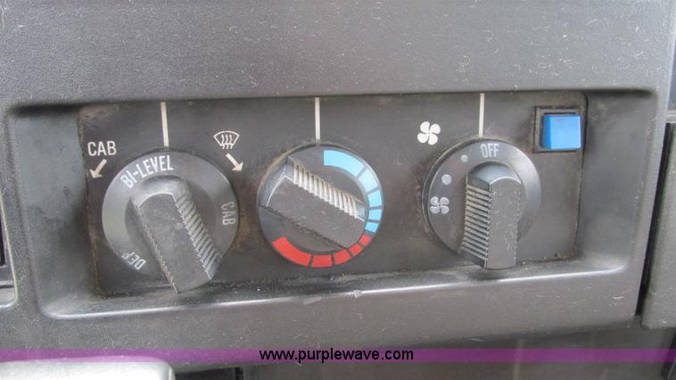 image for item J8535 1995 International 4700LPX box van